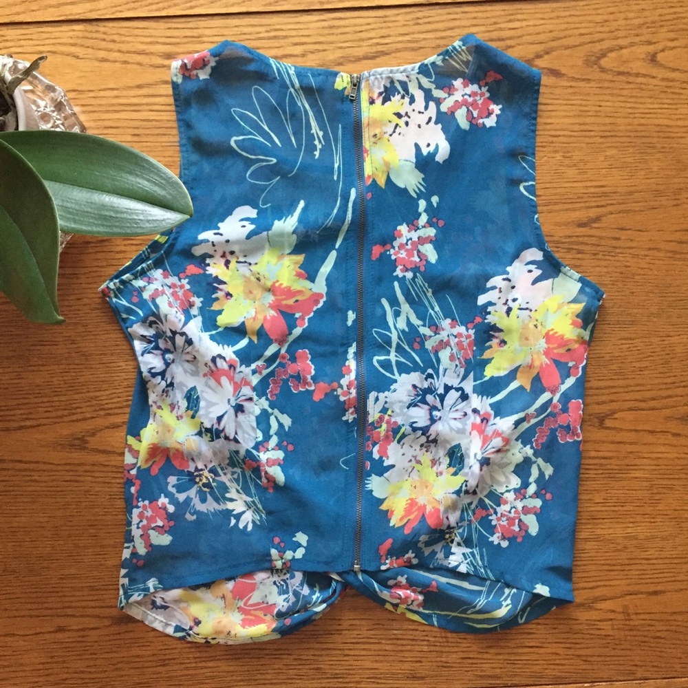 Front Knot Blouse - Picture 4 of 5
